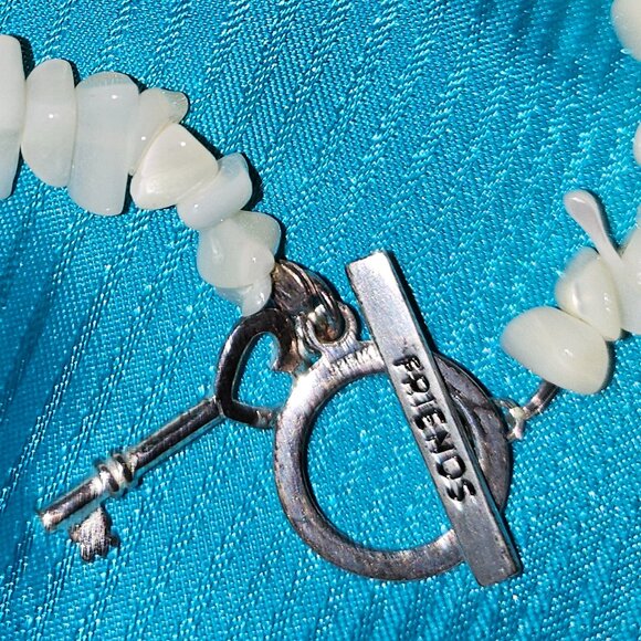 MOTHER OF PEARL CHIP TOGGLE CLASP BRACELET  WITH HEART KEY AND FRIENDSHIP CHARM - Picture 7 of 10